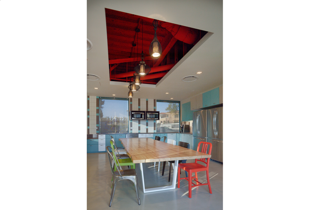 Warner Worldwide TV — image 4